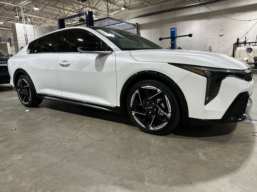 2025 Kia K4 GT-Line photo 2