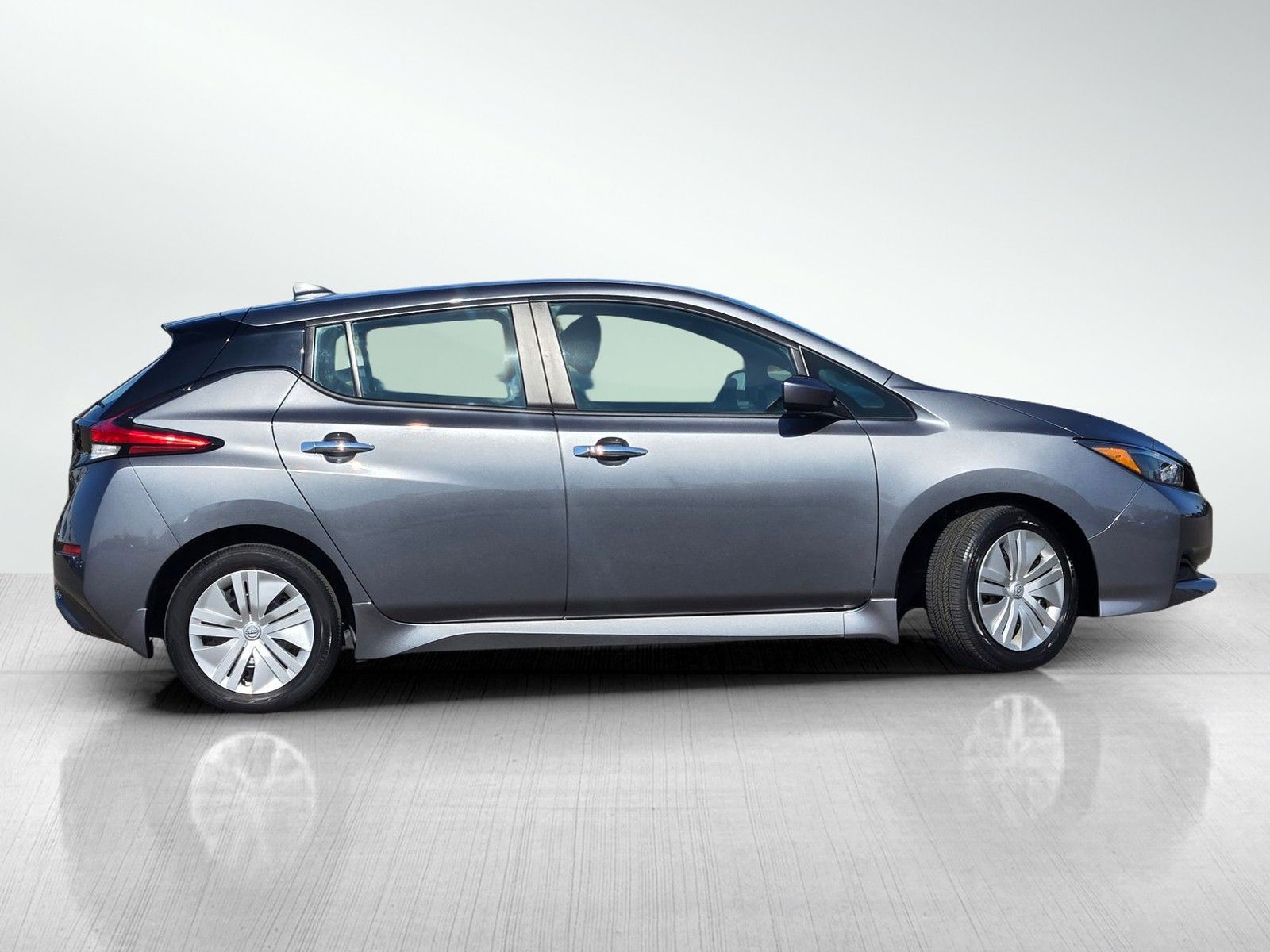 2024 Nissan Leaf S photo 3