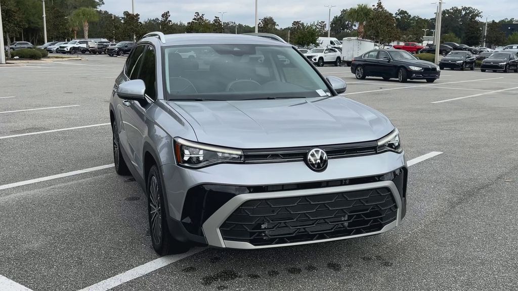 2025 Volkswagen Taos SE photo 3