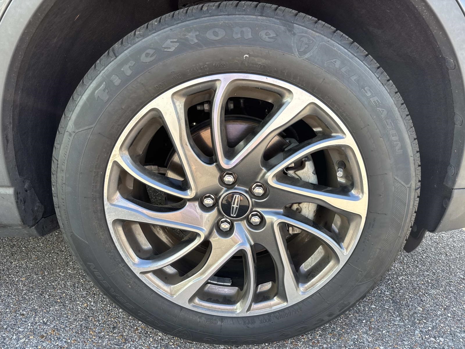 2022 Lincoln Corsair Standard photo 4