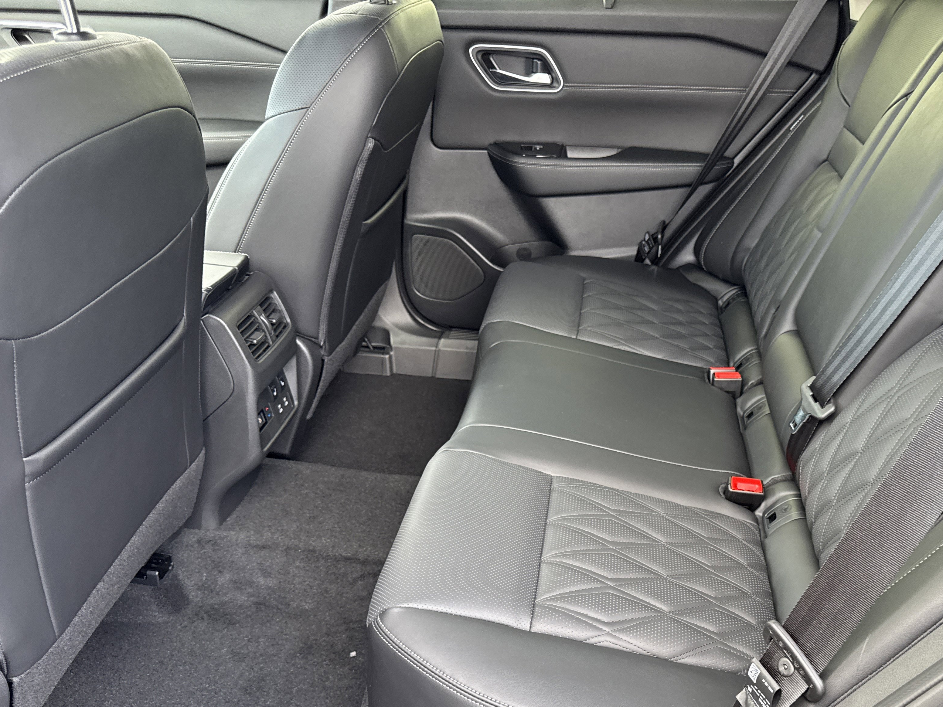 2026 Nissan Rogue Platinum photo 2