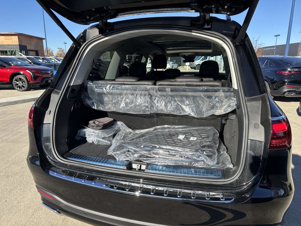 2026 Mercedes Benz GLS 450 4MATIC photo 4