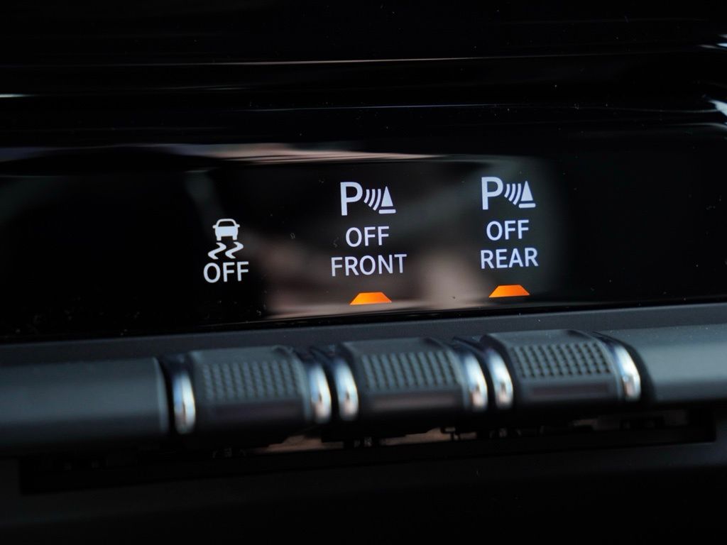 New 2026 Diamond Black Crystal Pearl-Coat Exterior Paint RAM Big Horn Night Edition image 16