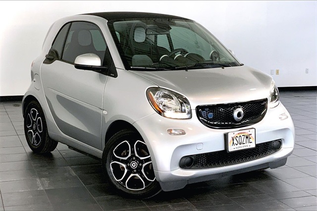 Used 2018 smart fortwo passion with VIN WMEFJ9BA8JK296393 for sale in Honolulu, HI