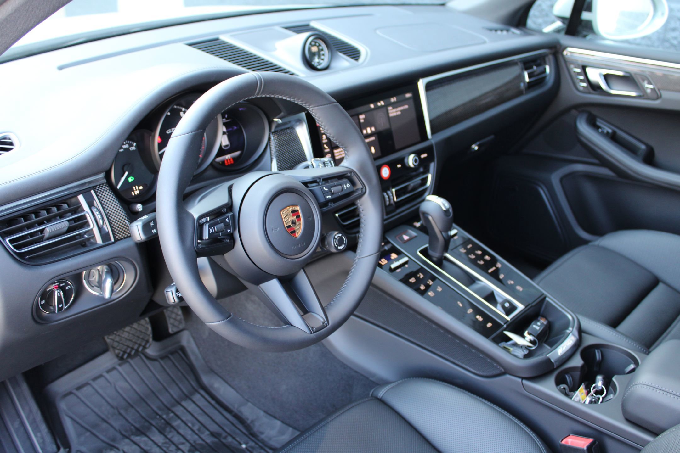 2026 Porsche Macan GTS photo 4