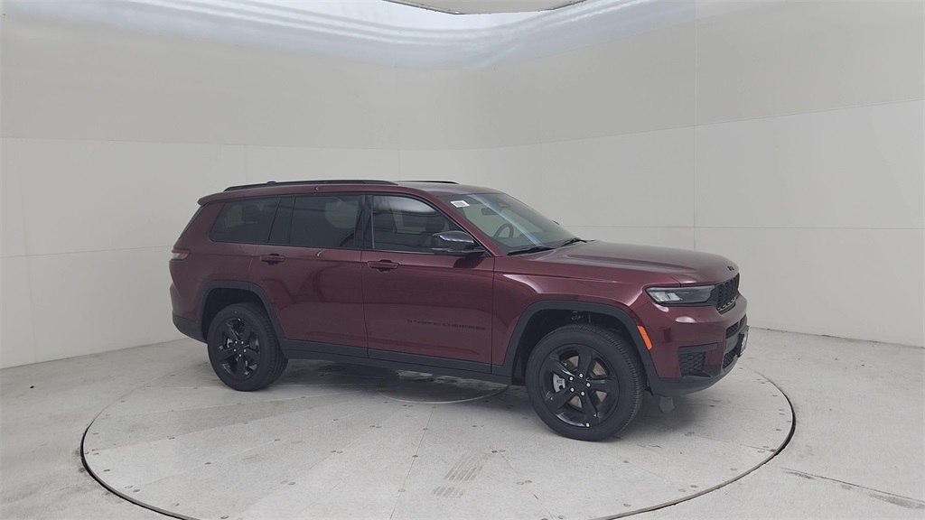 2025 Jeep Grand Cherokee Laredo Altitude X photo 2