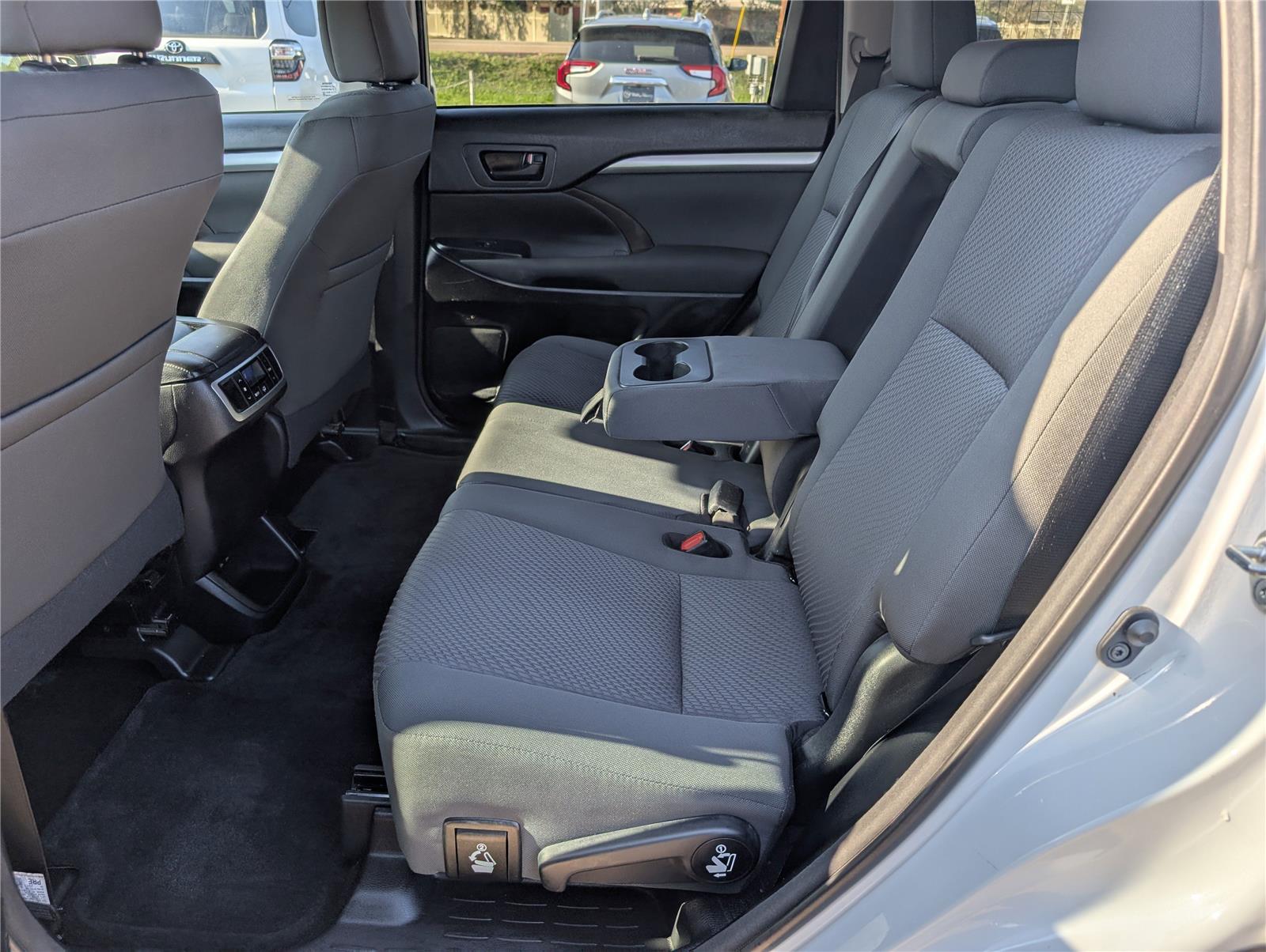 2018 Toyota Highlander LE photo 29