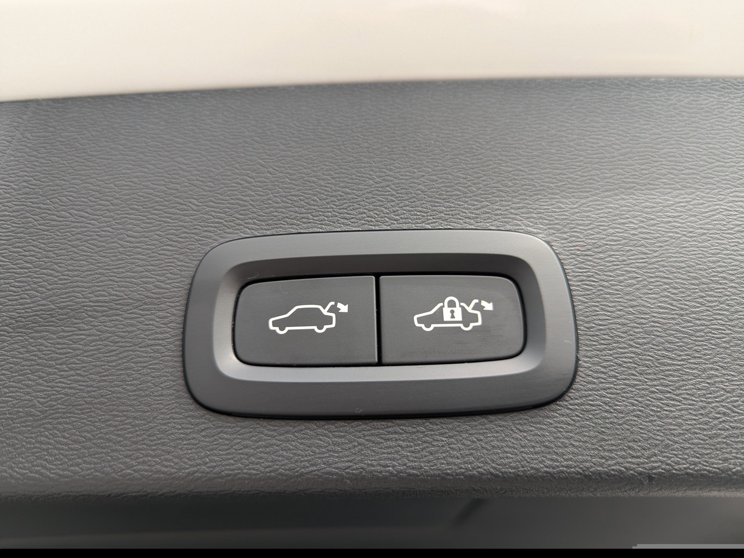 2021 Volvo XC40 R-Design photo 6