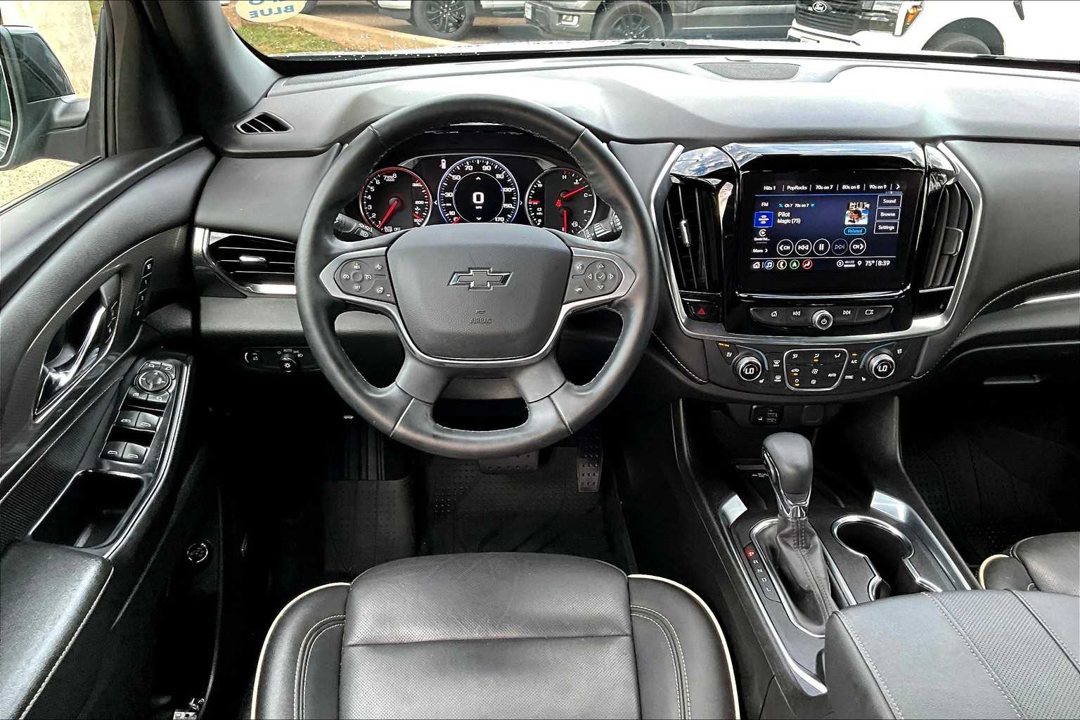 2023 Chevrolet Traverse Premier photo 2