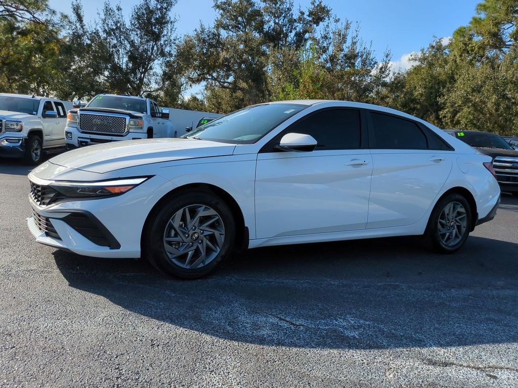 2024 Hyundai Elantra SEL's photo