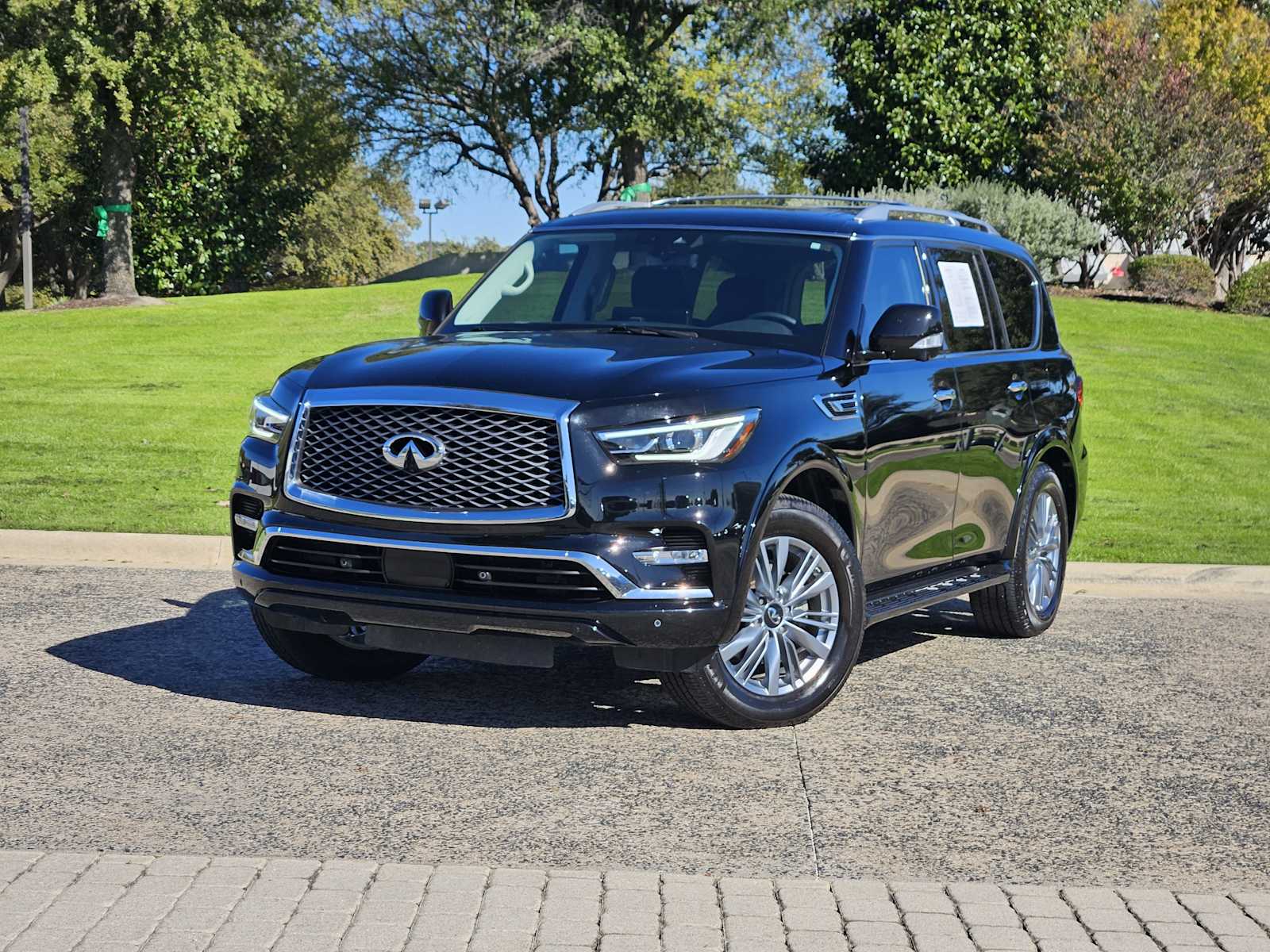 2022 INFINITI QX80's photo
