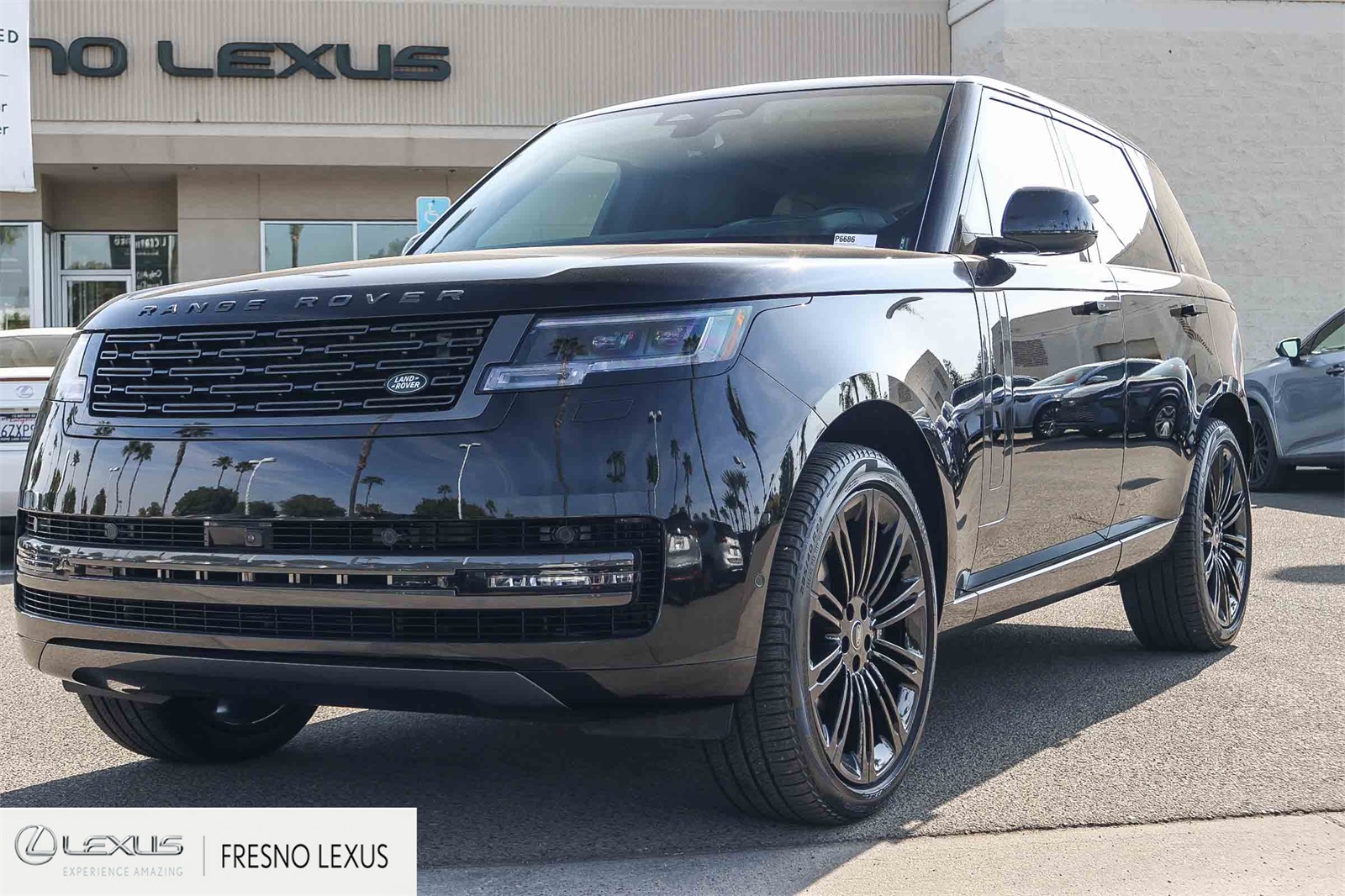 2024 Land Rover Range Rover SE photo 3