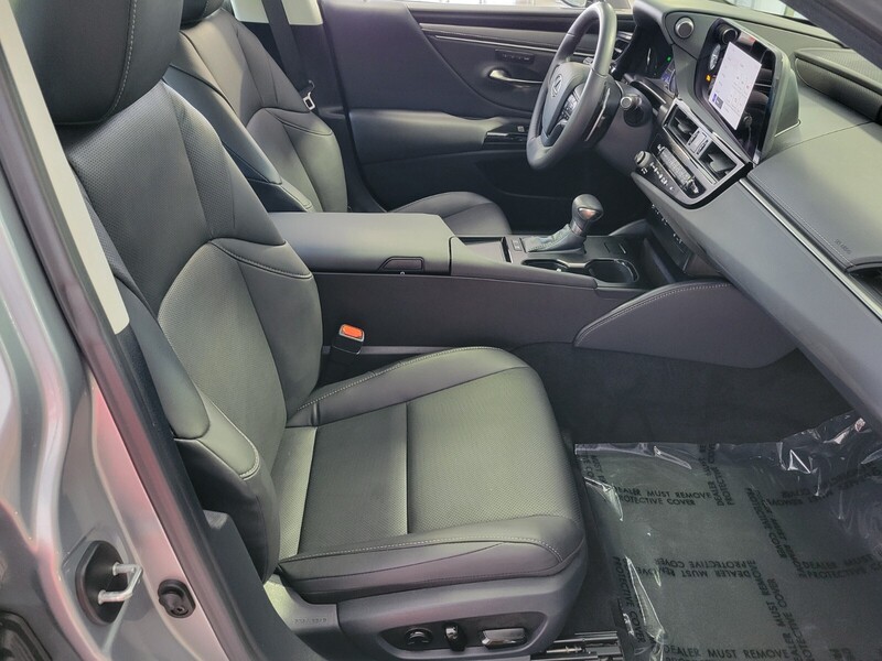 2025 Lexus ES 300h photo 13