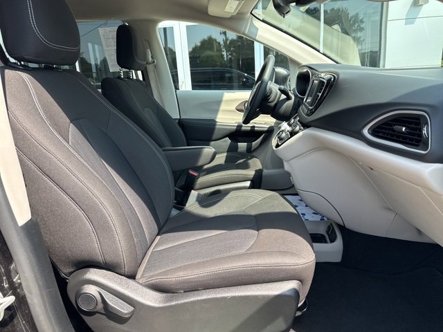 2023 Chrysler Voyager LX photo 31