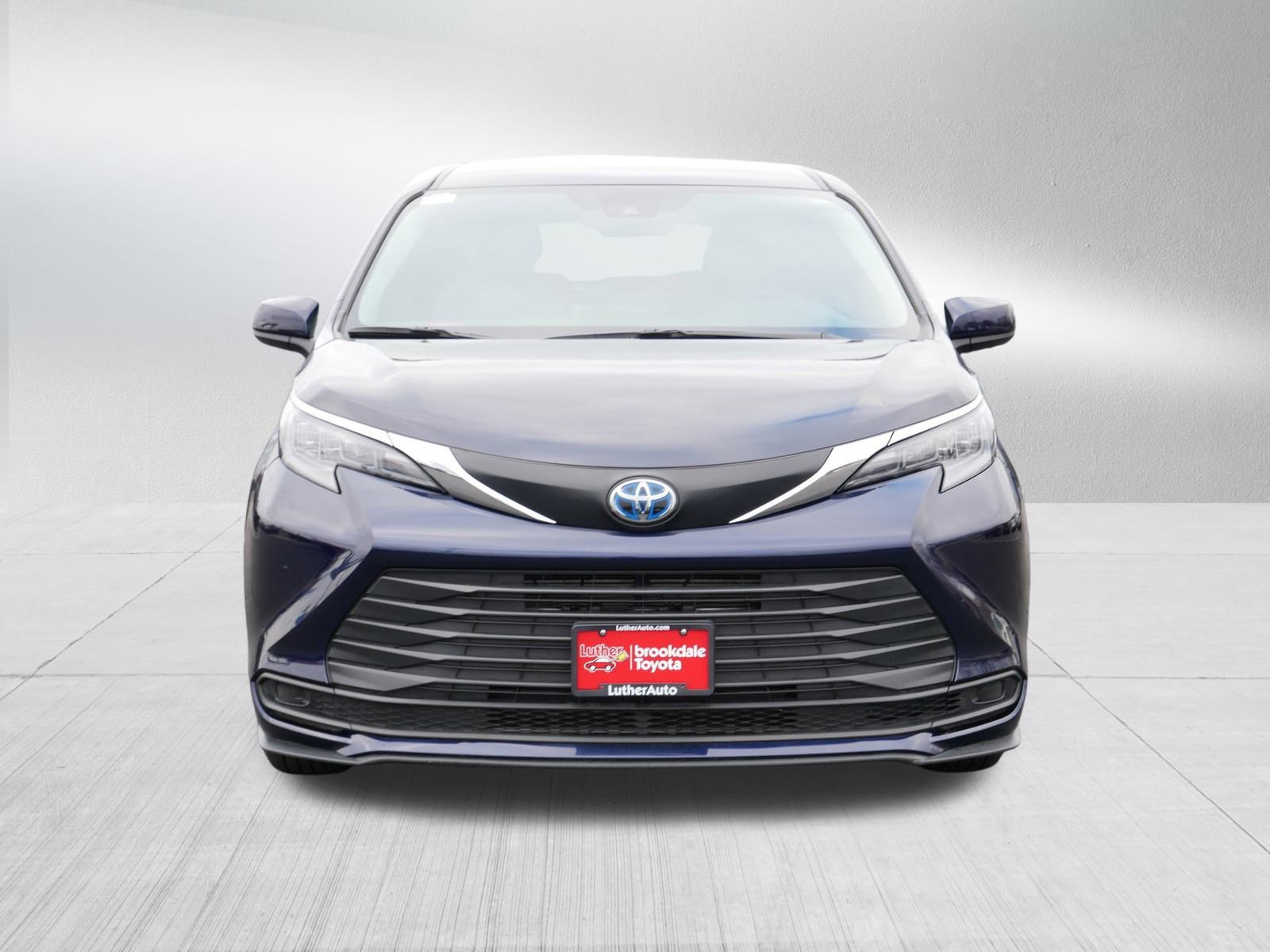 Used 2025 Toyota Sienna LE with VIN 5TDKSKFC9SS189439 for sale in Brooklyn Center, Minnesota