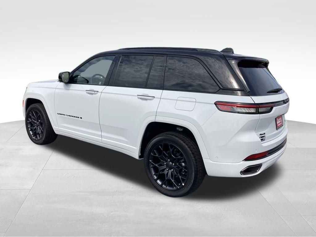 2025 Jeep Grand Cherokee Summit photo 3