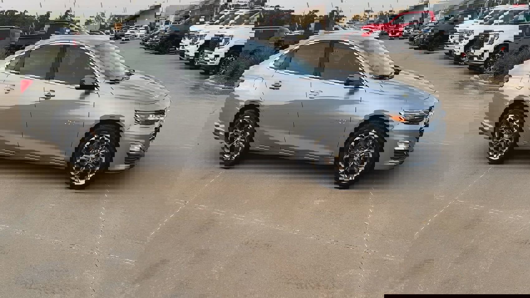 2024 Chevrolet Malibu 1LT photo 2