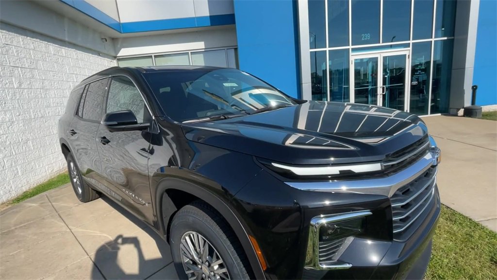 2025 Chevrolet Traverse photo 2