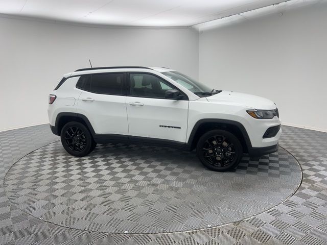2025 Jeep Compass Latitude photo 3