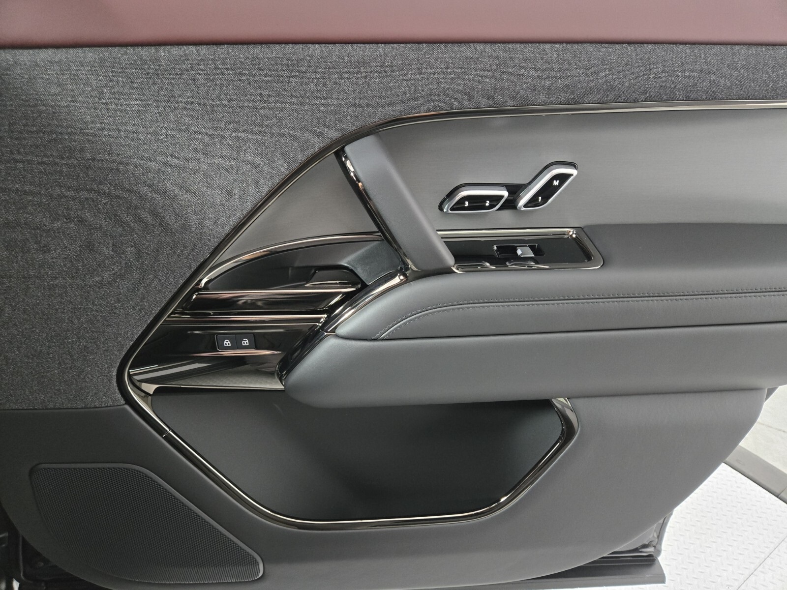 2025 Land Rover Range Rover Sport SE photo 17