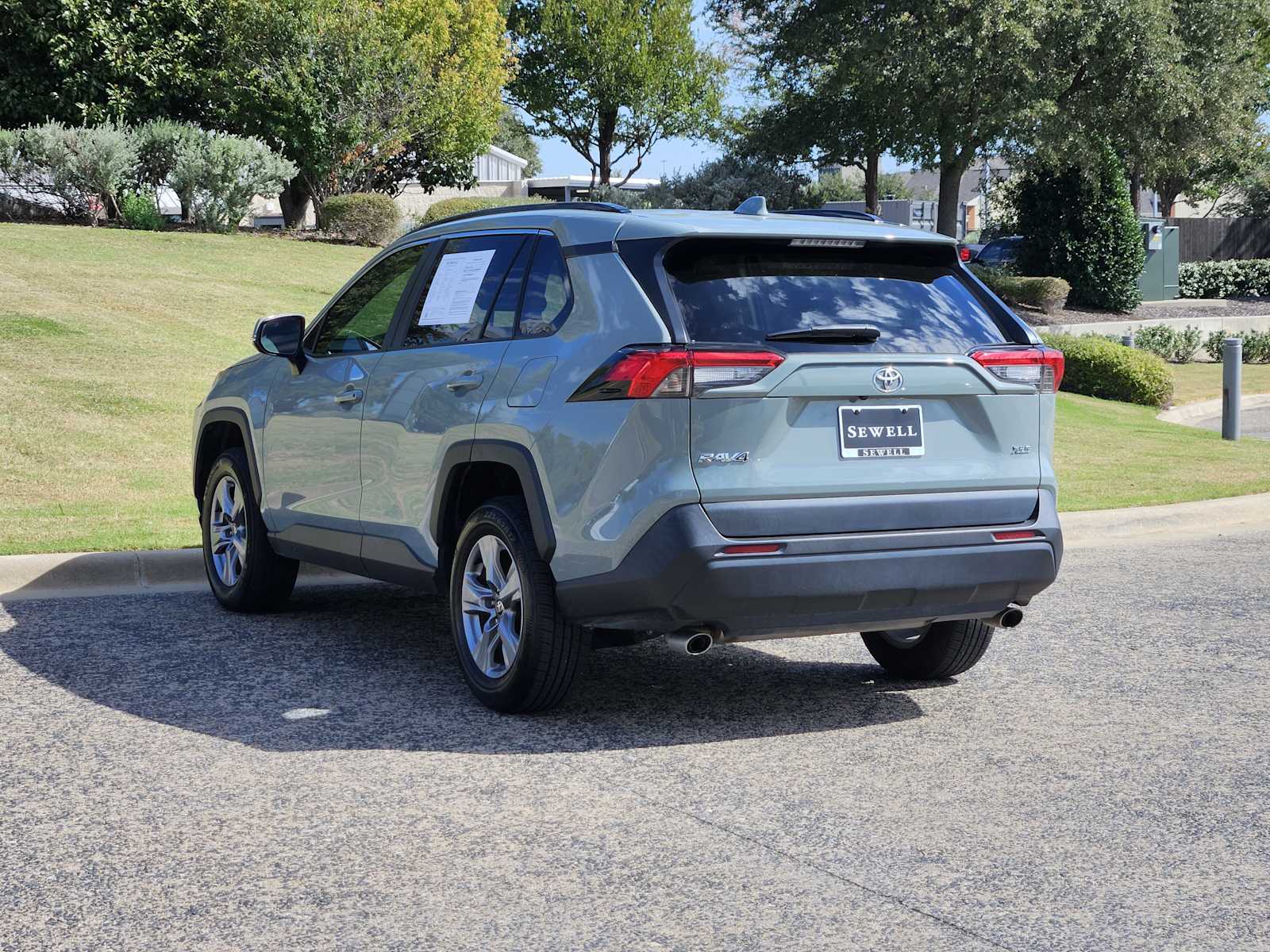 2022 Toyota RAV4 XLE photo 3