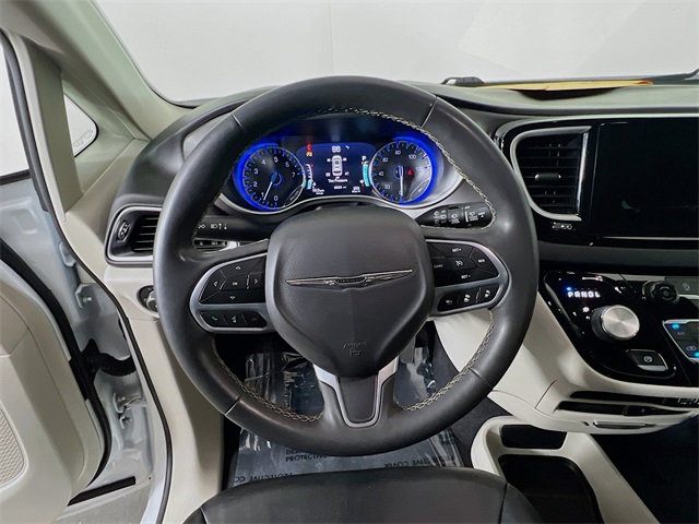 2022 Chrysler Pacifica Touring L photo 11