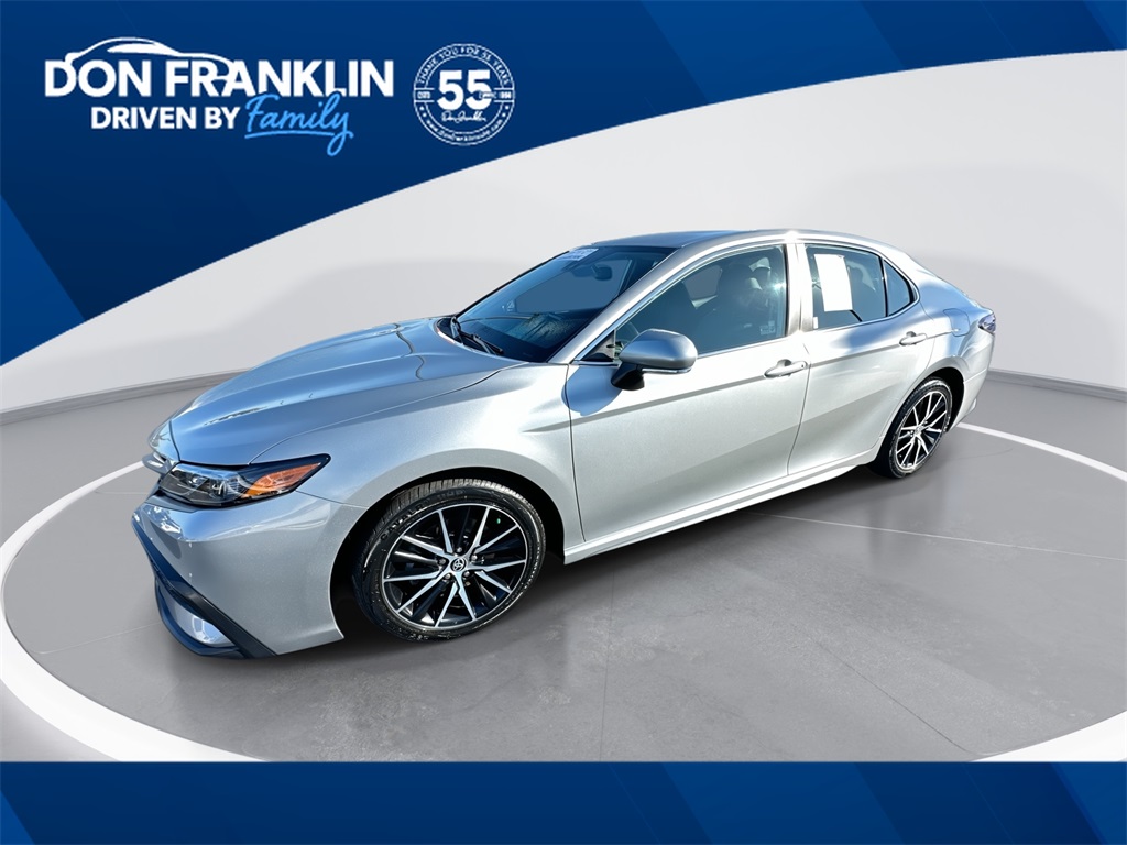 2023 Toyota Camry SE's photo