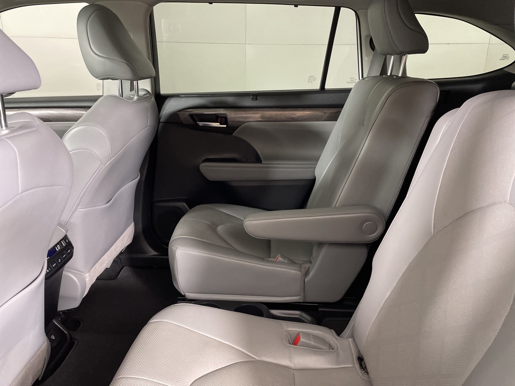 2022 Toyota Highlander Platinum photo 32