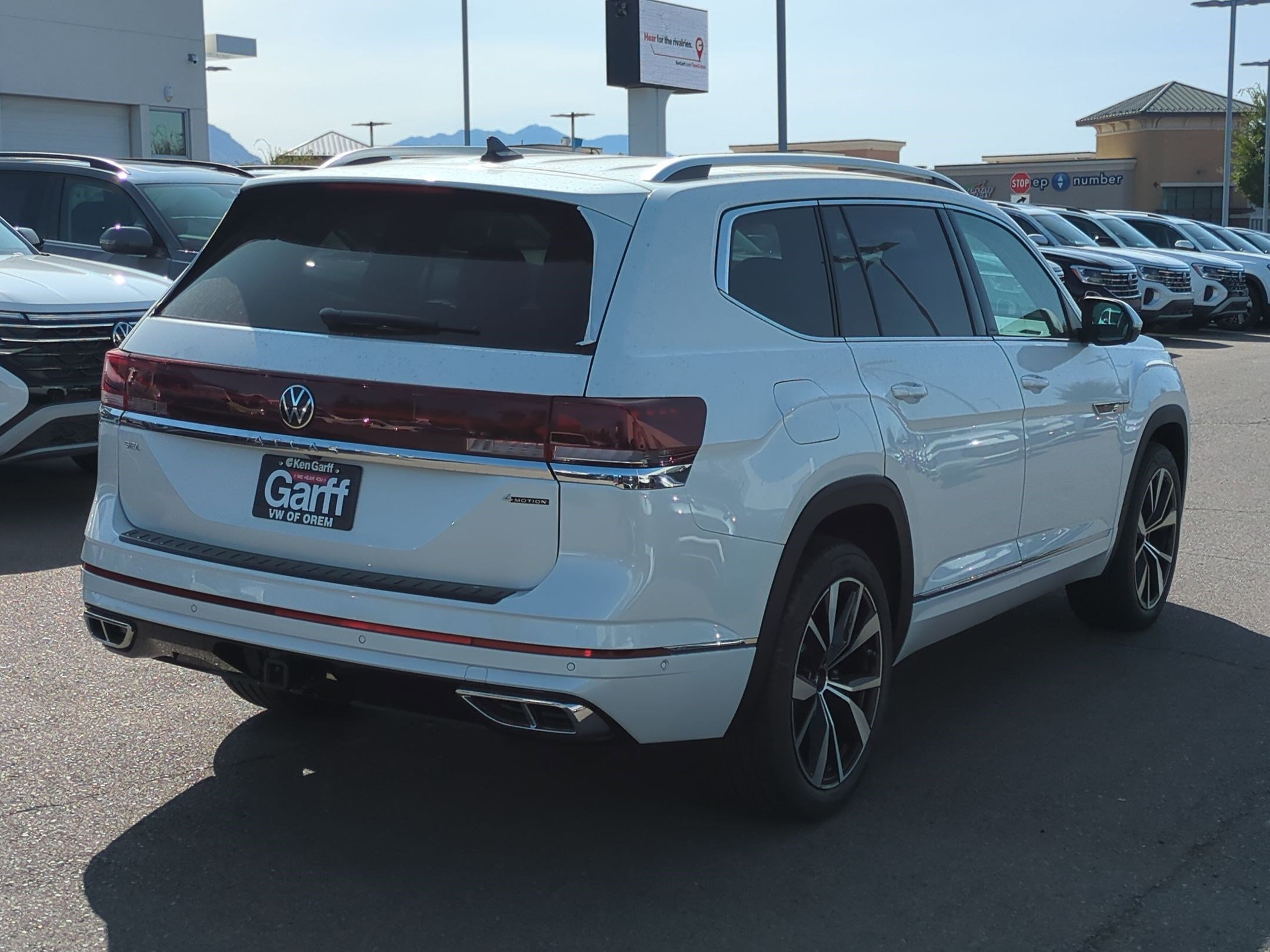2026 Volkswagen Atlas SEL Premium R-Line photo 2
