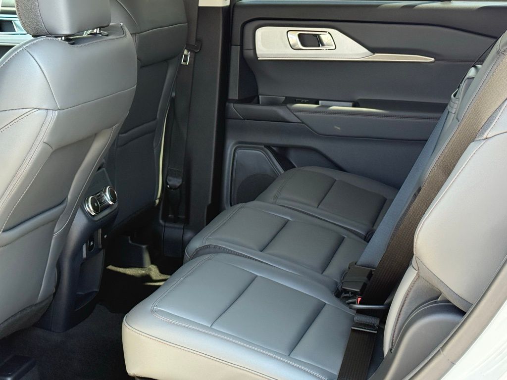 2025 Ford Explorer photo 7