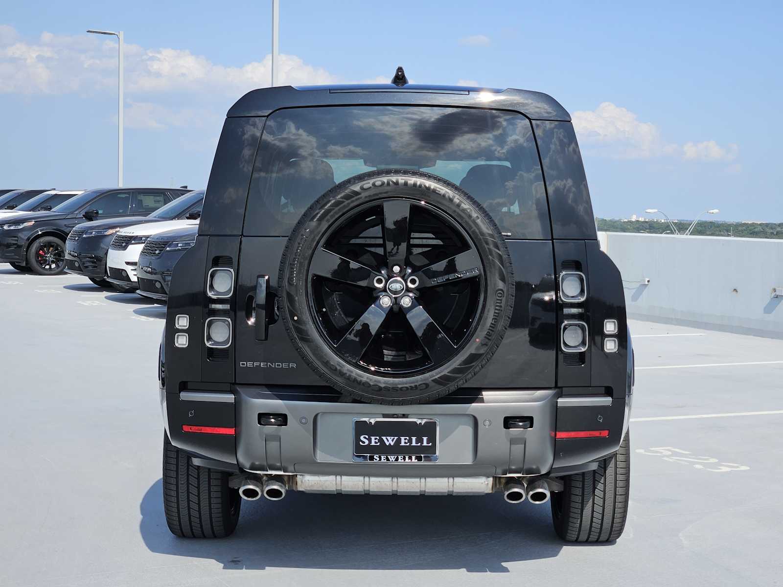 2025 Land Rover Defender 130 V8 photo 2