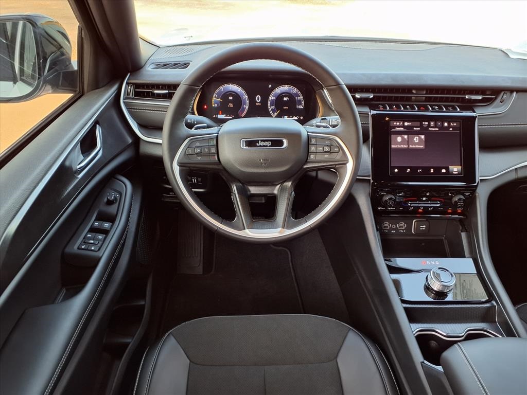 2025 Jeep Grand Cherokee Altitude photo 12
