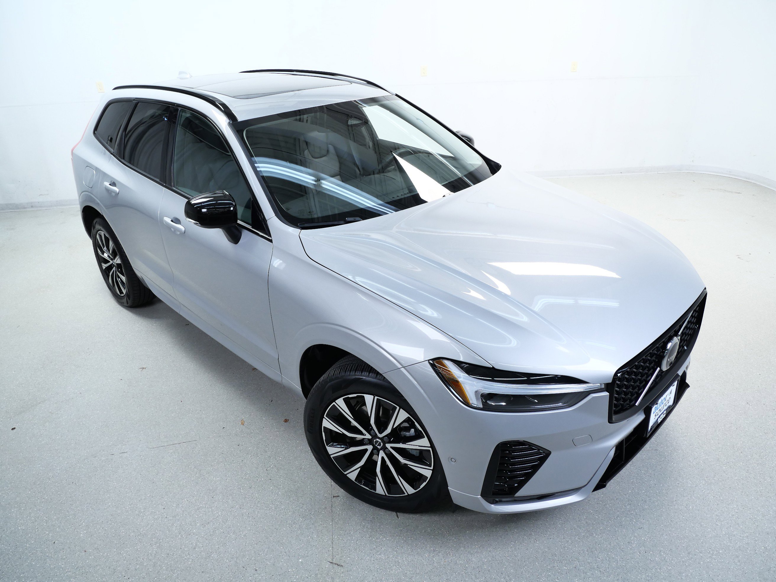 2025 Volvo XC60 Plus photo 4
