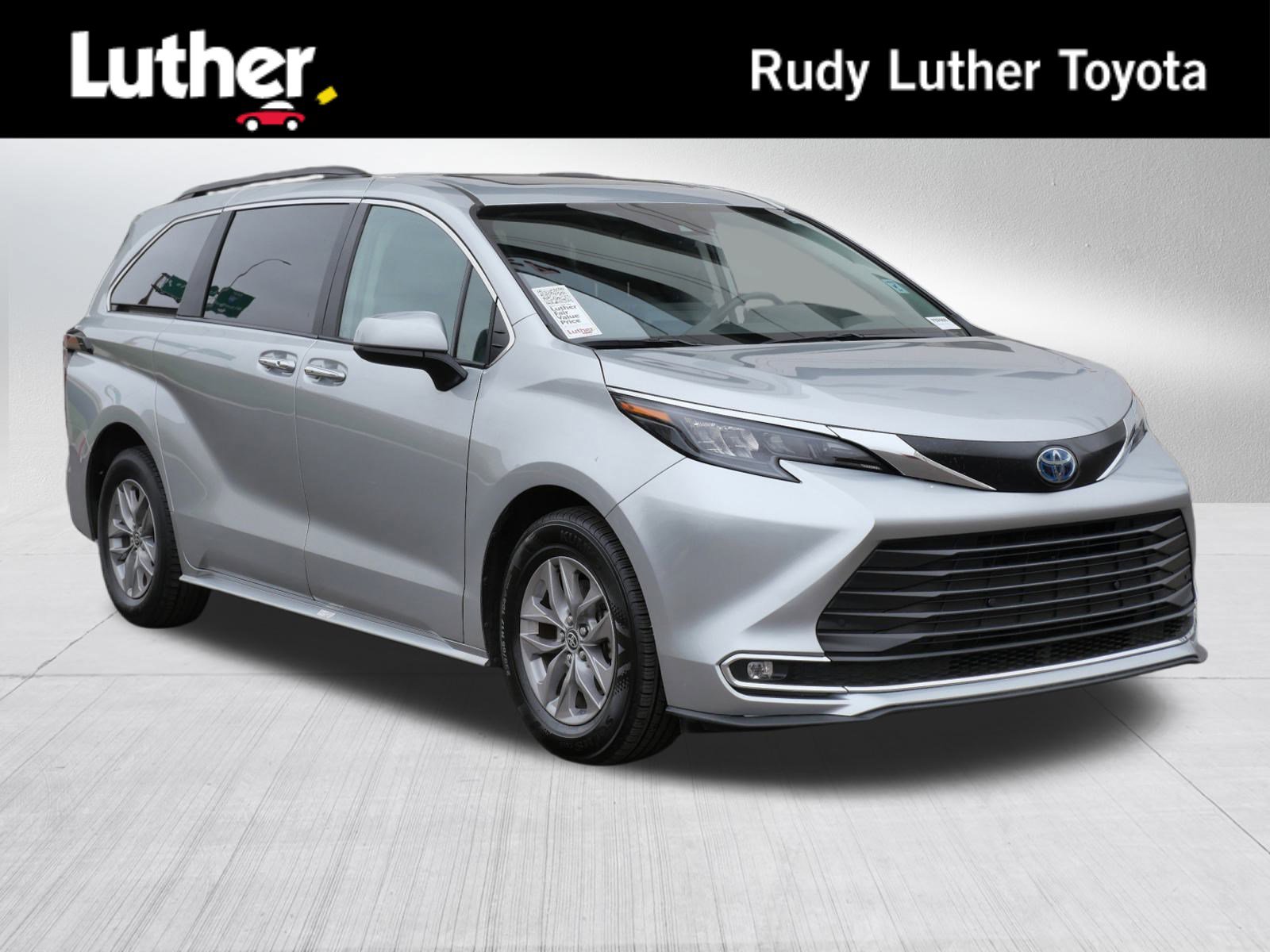 2024 Toyota Sienna XLE's photo