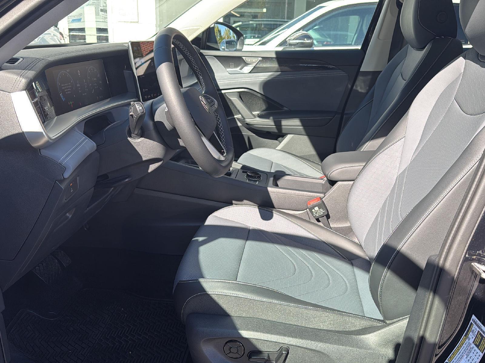 2025 Volkswagen Tiguan SE photo 11
