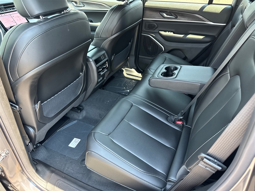2025 Jeep Grand Cherokee Limited photo 17