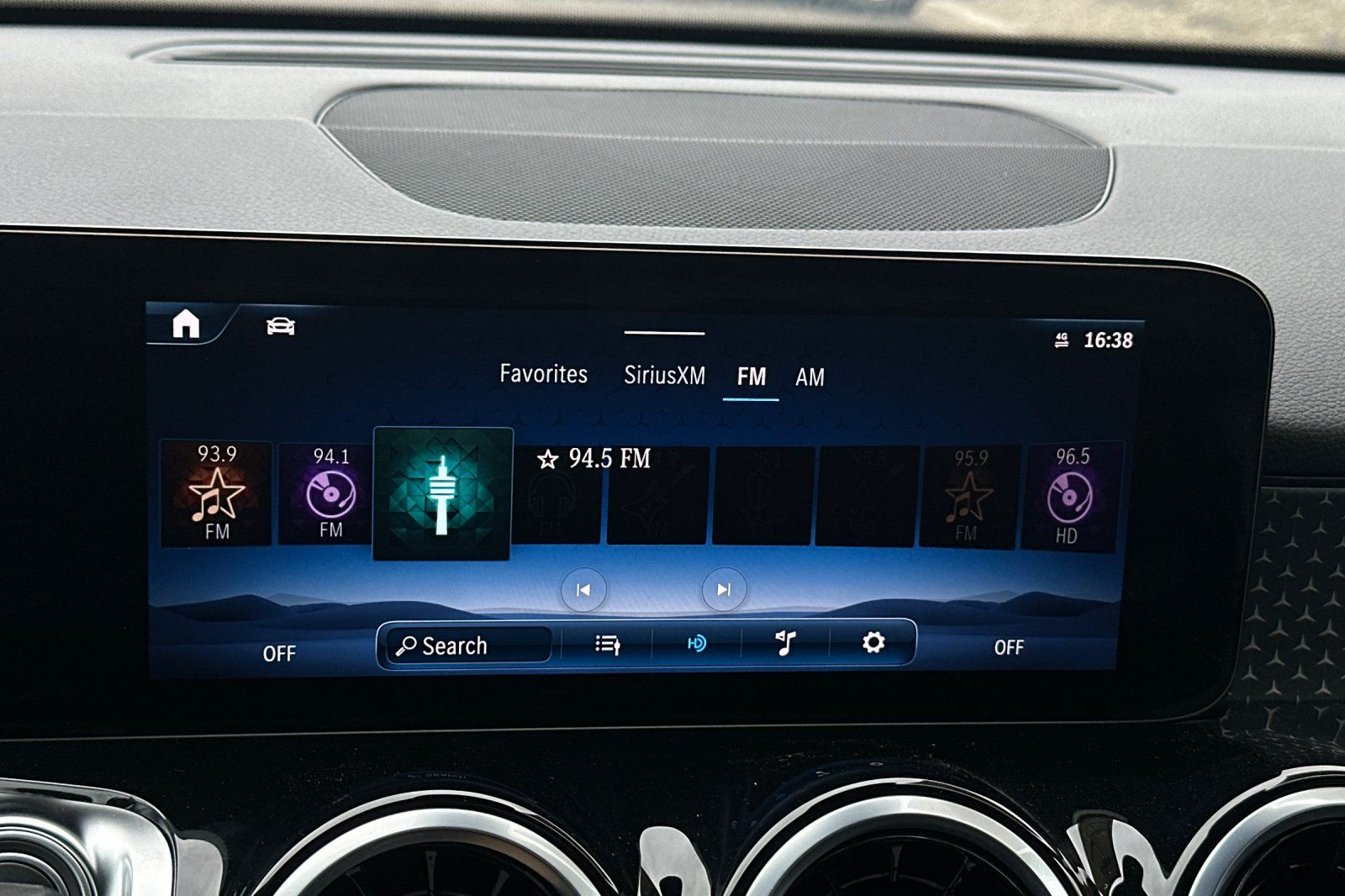 2025 Mercedes Benz GLB 250 photo 28