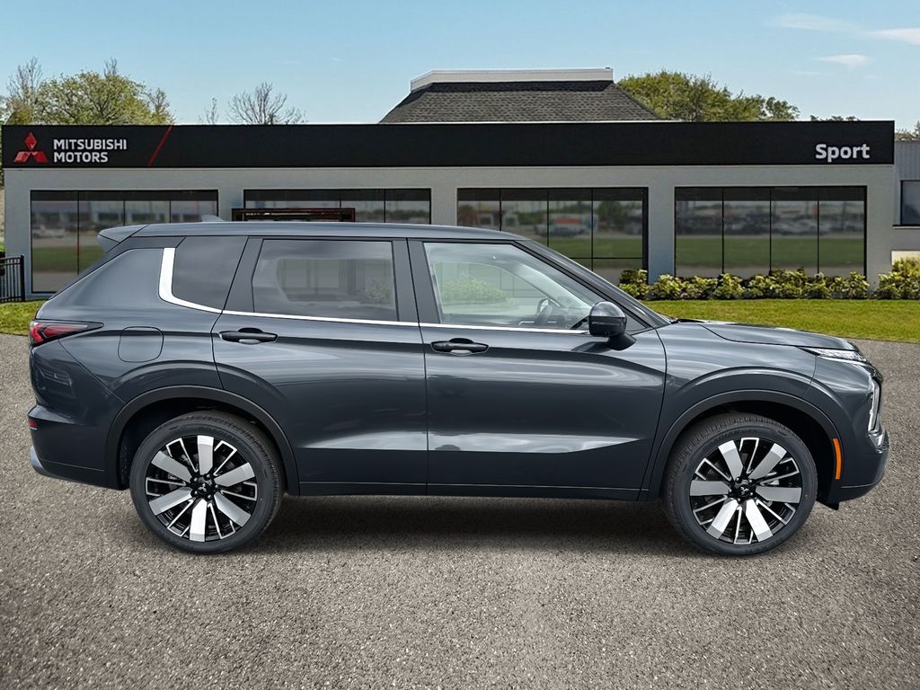 2025 Mitsubishi Outlander SE photo 2