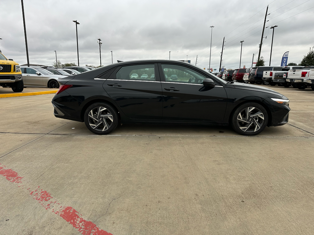 2025 Hyundai Elantra SEL Convenience photo 2