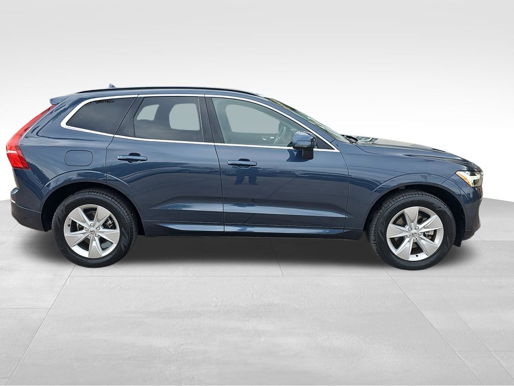 2022 Volvo XC60 B5 Momentum photo 2