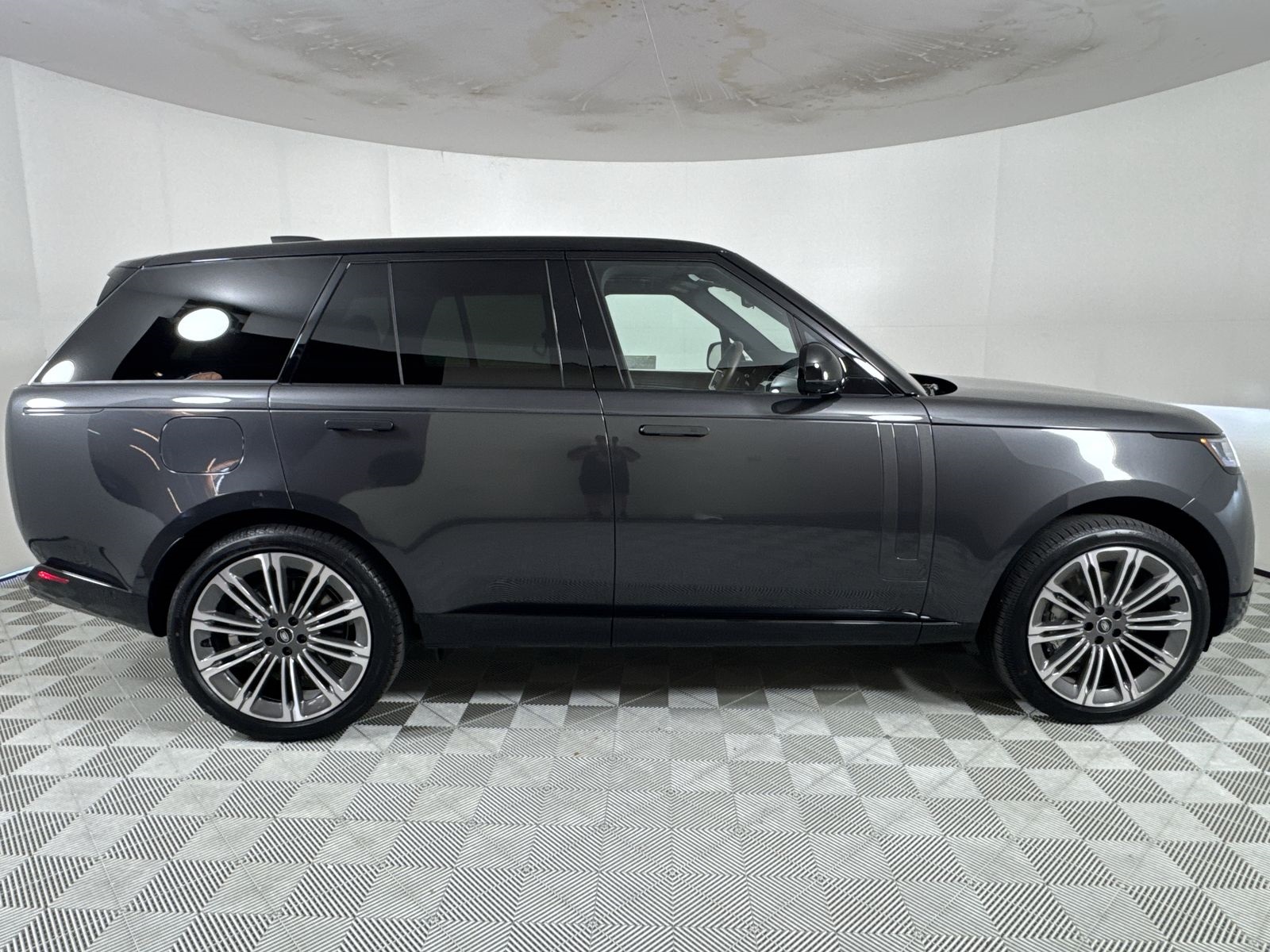 2025 Land Rover Range Rover SE photo 4
