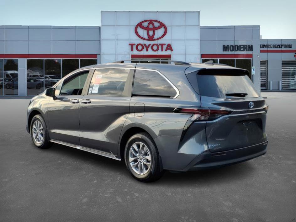 2025 Toyota Sienna Hybrid XLE photo 6