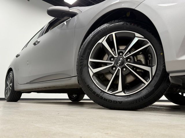 2023 Kia Forte LXS photo 2