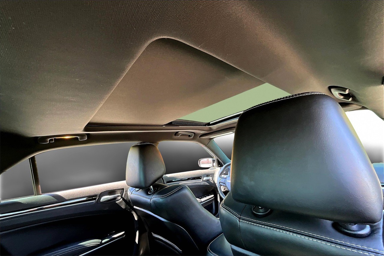 2019 Chrysler 300 S photo 14