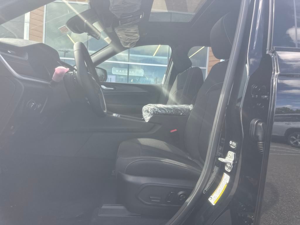 2025 Jeep Grand Cherokee Laredo X photo 2