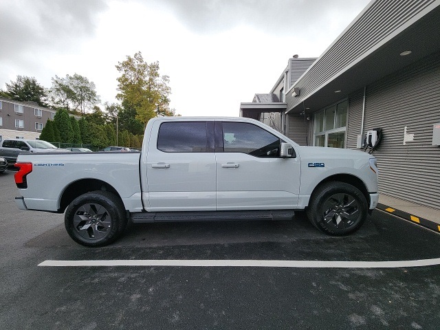 2024 Ford F-150 Lightning Lariat photo 2