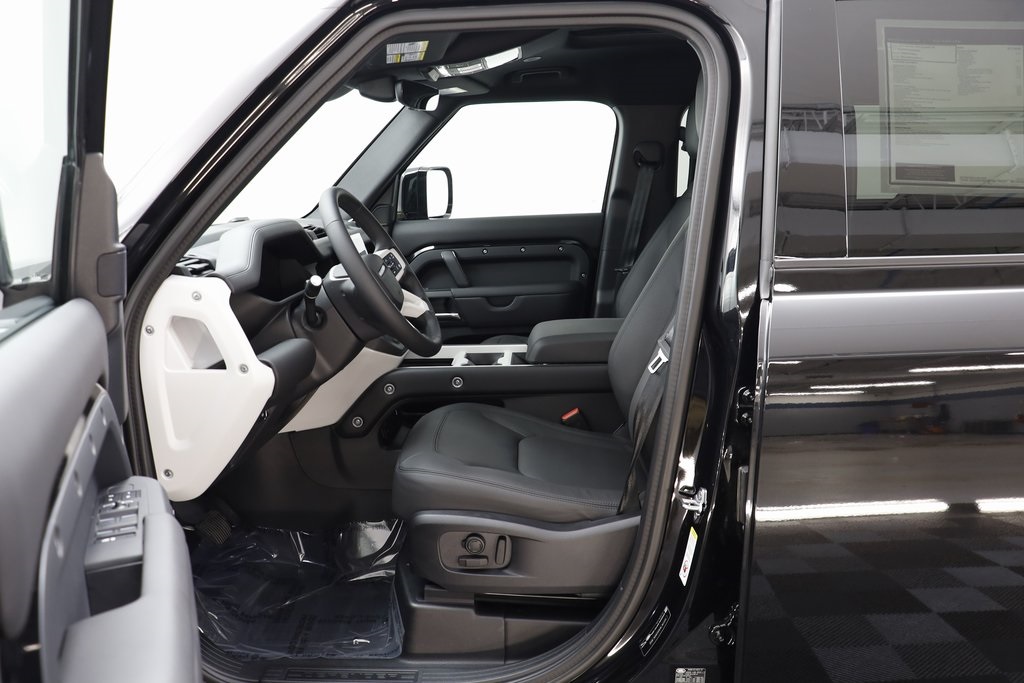 2025 Land Rover Defender 110 X-Dynamic SE photo 4