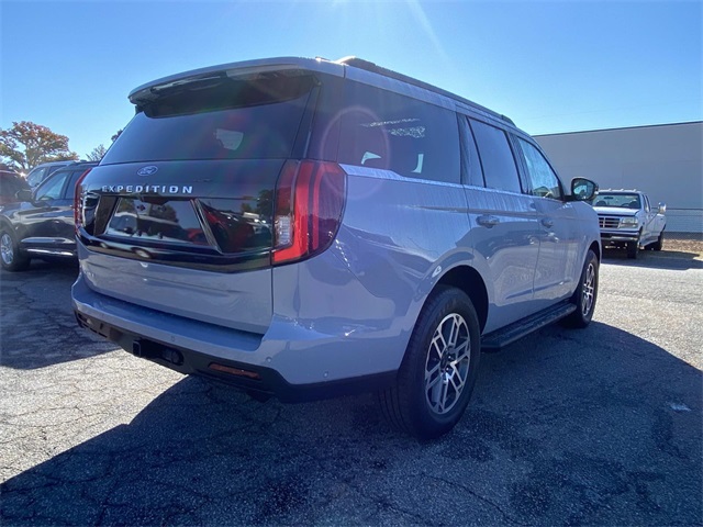 2025 Ford Expedition photo 2