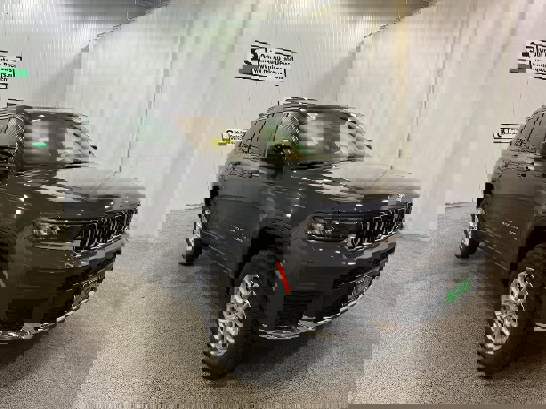 2025 Jeep Grand Cherokee Laredo X photo 3