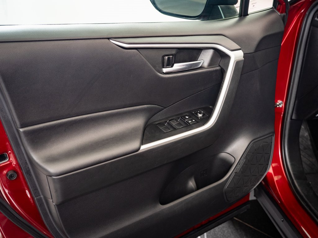 2021 Toyota RAV4 Hybrid XLE photo 24